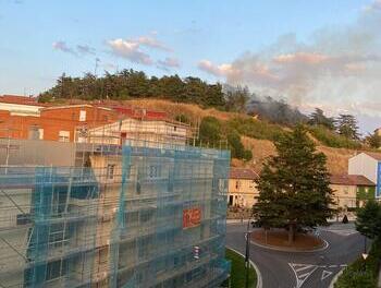 Los Bomberos trabajan para sofocar un incendio en el Castillo