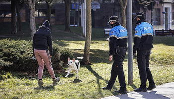 Policías de paisano para 'vigilar' a los dueños de perros