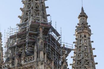 Los andamios de la Catedral se mudan de aguja