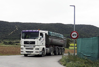 Los camiones se saltan la prohibición de cruzar Los Corrales