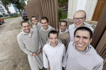 Oración, silencio y con sonrisas de oreja a oreja