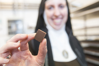 Las exmonjas anuncian una nueva marca de chocolate, RqueR