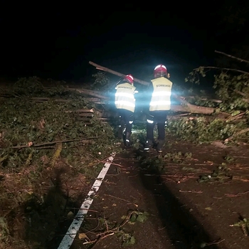 La tormenta de verano tapa la carretera en Puentedura