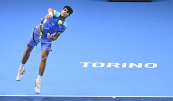 Alcaraz cae ante un sólido Ruud en su estreno en el ATP Finals