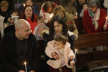 14 bebés reciben la luz de las Candelas en La Real y Antigua
