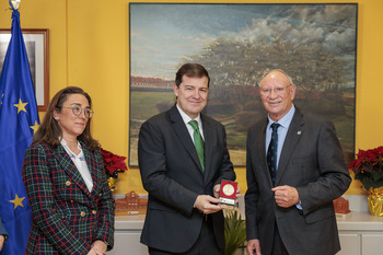 Medalla de oro de los regantes a Mañueco por su compromiso