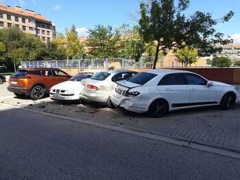 Se da la fuga tras chocar contra tres coches en Las Torres