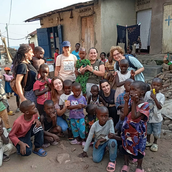 Estudiantes de enfermería en la UBU y voluntarias en Uganda