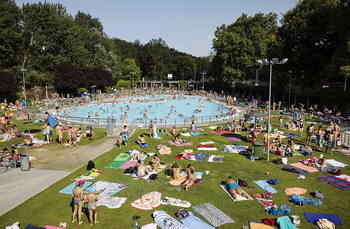 720 euros de multa por 'acoso' sexual en las piscinas