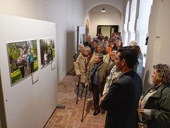 Una muestra fotográfica une generaciones del Valle de Mena