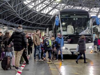 Alsa llena buses y Renfe trenes para ir a Madrid este domingo