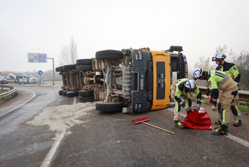 Herido un camionero en un vuelco entre Villalbilla y Tardajos