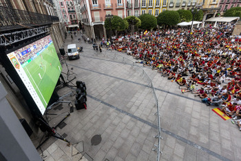 Pantalla gigante en la Plaza Mayor en la final de la Eurocopa