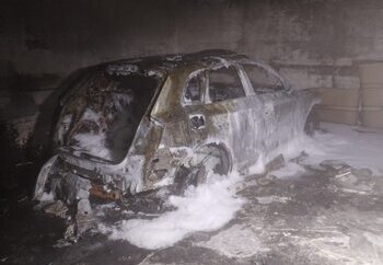 Arde un coche en el garaje donde se quemaron otros 5 este mes