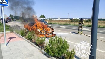 Arde un vehículo en la N-120, en Castañares