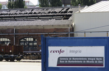 Denuncian a Renfe por no quitar el amianto del taller quemado