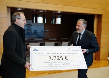 Cáritas recibe un cheque de 3.725 por 'El sonido de la Pasión'