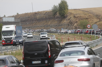 Kilométrico atasco en la AP-1 tras un accidente sin heridos