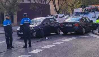 Herido leve tras un aparatoso choque en la calle Soria