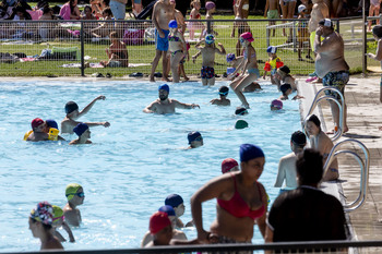 Una piscina para 56 personas