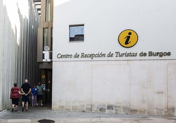 El centro de recepción de turistas, al Teatro Principal