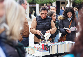 14 librerías y Flojabur iluminan un desapacible Día del Libro