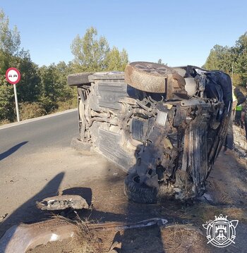 Un anciano herido tras el vuelco de un turismo en Úrbel