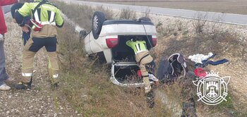 Una herida tras volcar su coche en la N-1 en Quintanapalla