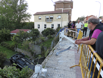 Muere al sufrir un infarto cuando conducía y se despeña