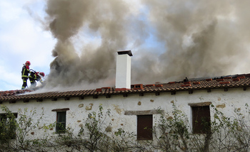 El fuego devora una casa en la pedanía de Torres de Medina