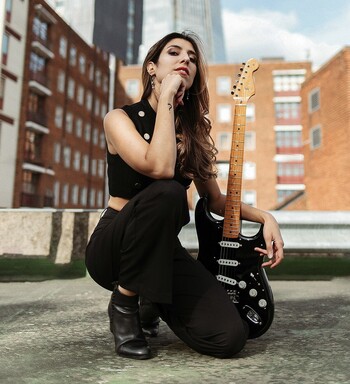 Alba, la niña de la guitarra