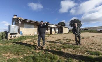 Un asador, bungalós y una tienda en el coto de Cernégula