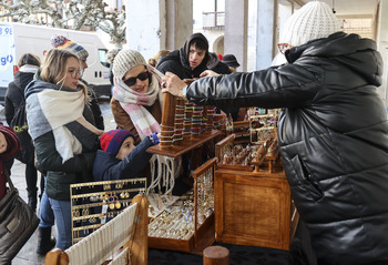 El mercadillo de Briviesca se enfrenta al temporal