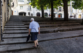 Una rampa hará accesible la plaza de los Castaños