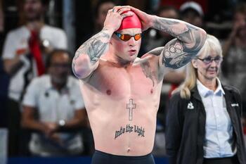 Adam Peaty afirma haber encontrado gusanos en la comida