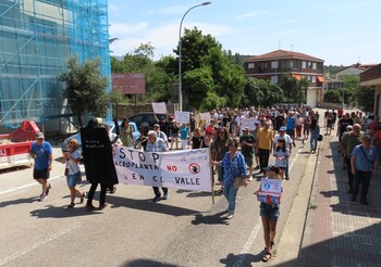 Un centenar de personas en Tobalina contra las plantas solares