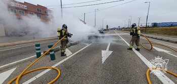 Un vehículo en llamas corta la N-120 en el polígono Los Brezos