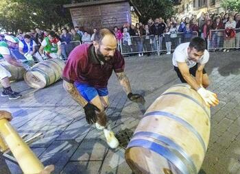 La carrera de barricas, gran éxito de público y de diversión