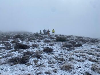 Auxilian a 3 senderistas engullidos por la niebla y la nieve