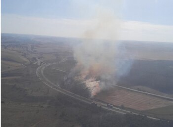 Arde una finca junto a la AP-1 a la altura de Fresno