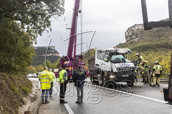 Fallece un camionero tras chocar contra un árbol en la N-623