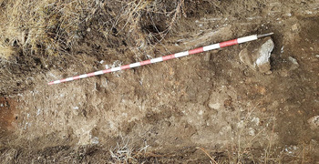 Aflora parte de la calzada romana de Clunia y paran las obras