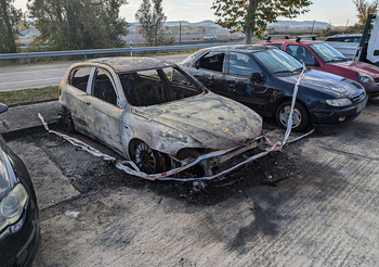 Un incendio provocado calcina un coche en Estépar y daña 2 más