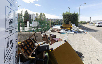 El cierre del punto limpio convierte la zona en un vertedero