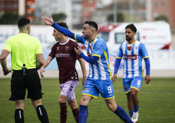 Gonzalo Serrano salva un punto ante el Pontevedra