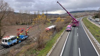 Retenciones en la AP-1 al retirar un camión accidentado ayer