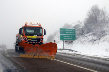 La nieve condiciona la circulación en las autovías del norte