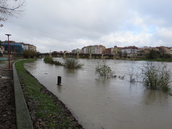 El Ebro se mantiene lejos de las viviendas