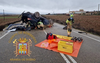 Un herido en un aparatoso vuelco en Campillo de Aranda