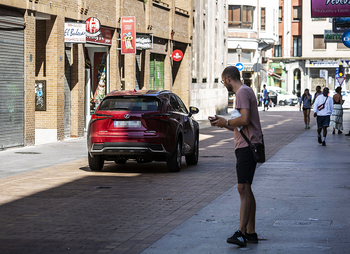 Vecinos de San Julián urgen una solución al paso de coches